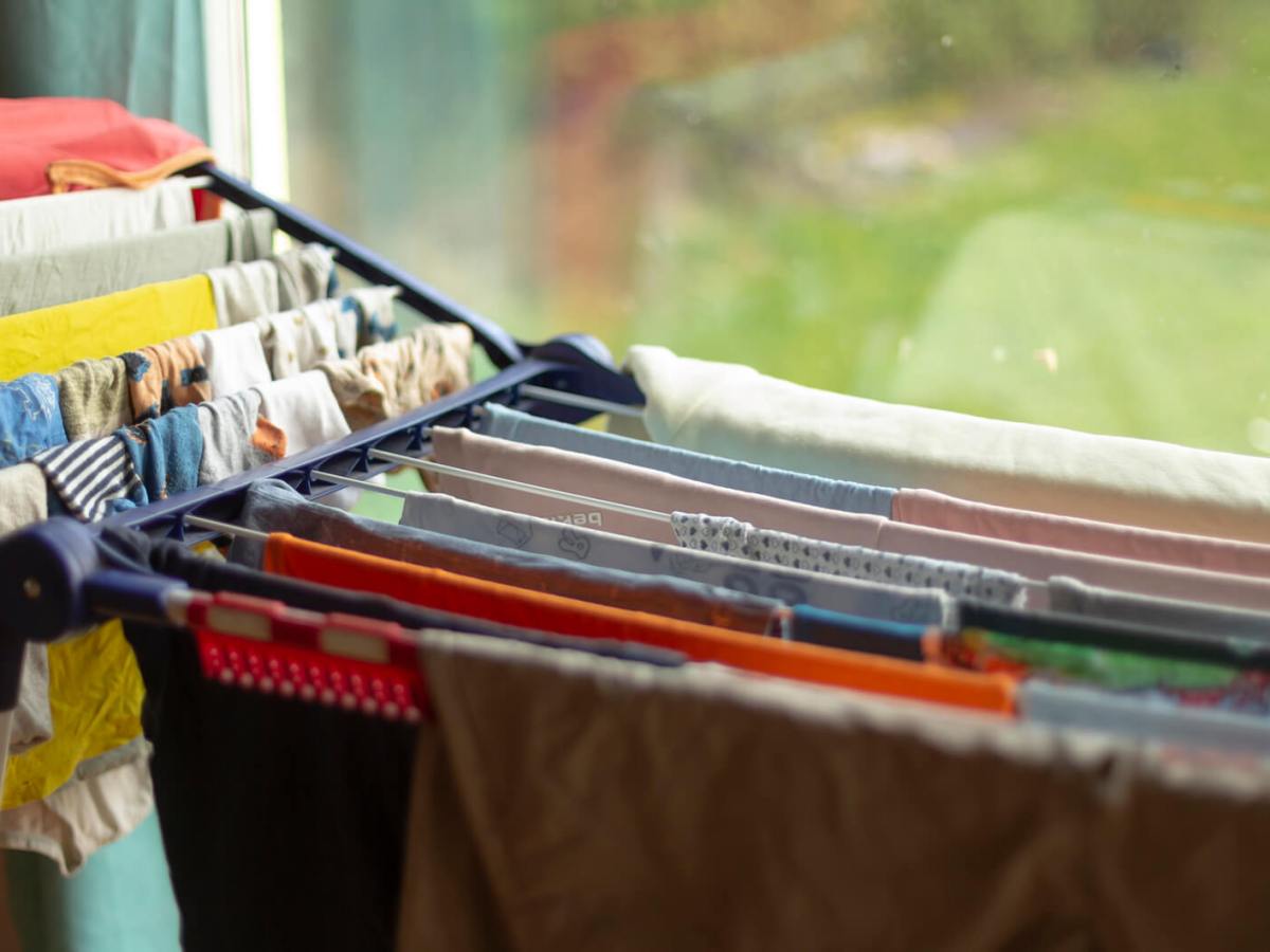Wäsche trocknen: Darum lege ich im Winter immer ein Handtuch auf den Wäscheständer