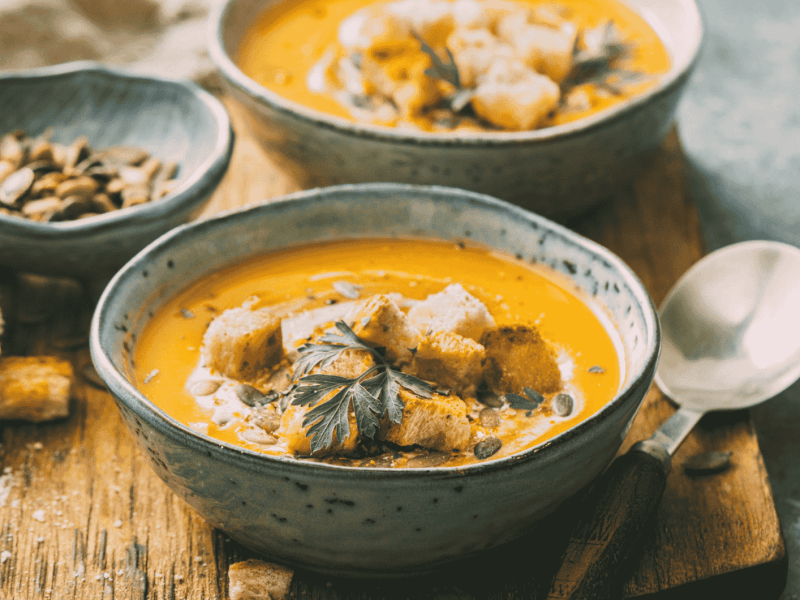 Kürbissuppe in grauen Schälchen.