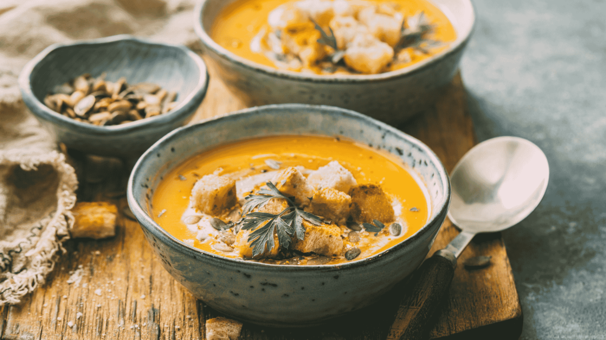 Kürbissuppe in grauen Schälchen.