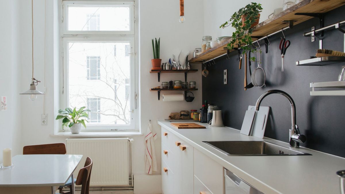 Minimalistische, weiße Küche