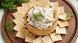 Lachscreme mit Cracker.