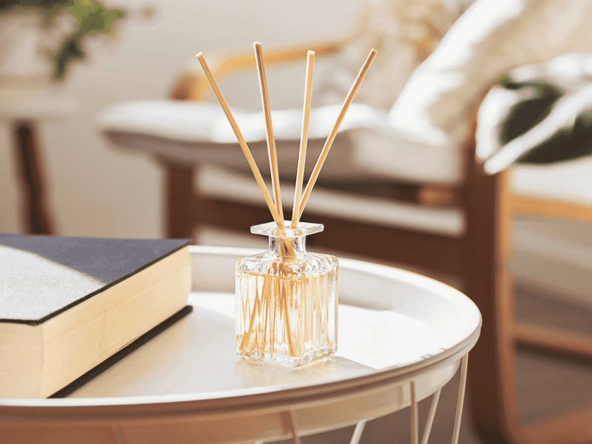 Diffuser Raumduft auf einem Wohnzimmertisch.