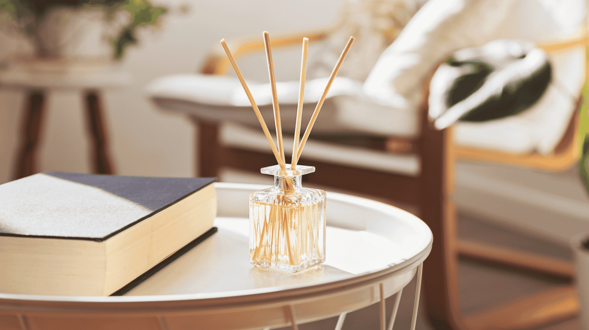 Diffuser Raumduft auf einem Wohnzimmertisch.