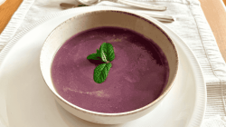 Rotkohlsuppe in einer weißen Schüssel.