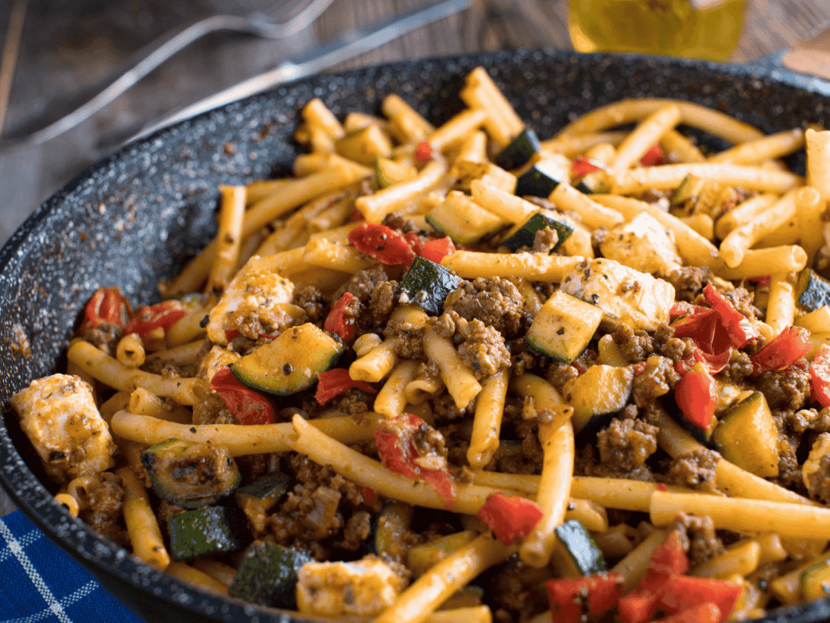 Nudelpfanne mit Hackfleisch und Gemüse.