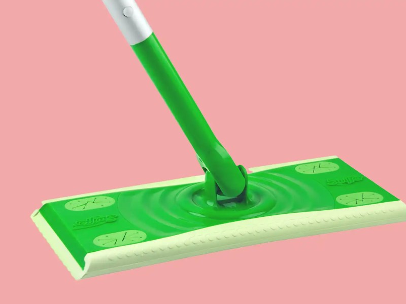 Swiffer Bodenwische auf rosa Hintergrund