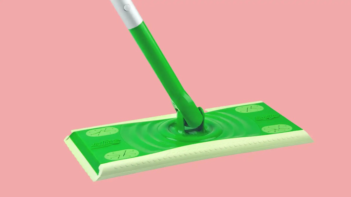 Swiffer Bodenwische auf rosa Hintergrund