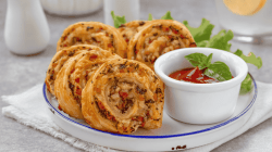 Pizzaschnecken mit Ziegenkäse und Schinken.