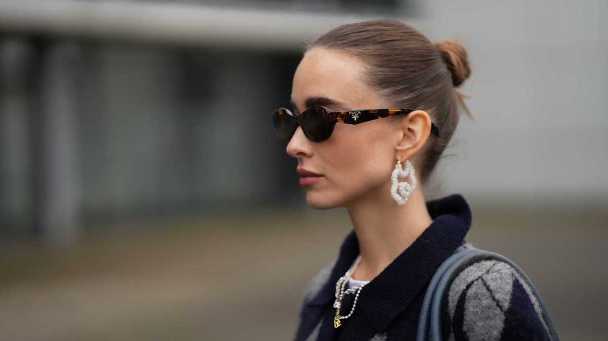 Evi Wave mit lockerem Dutt als Beispiel für eine schnelle und einfache 5-Minuten-Frisur