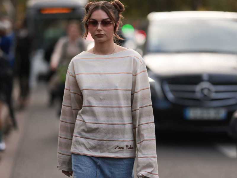 Junge Frau mit Space Buns -typische 90er Frisur