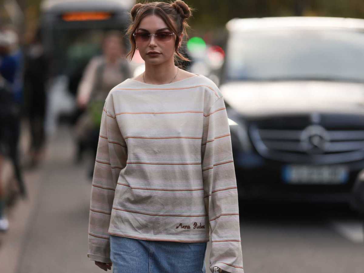 Junge Frau mit Space Buns -typische 90er Frisur