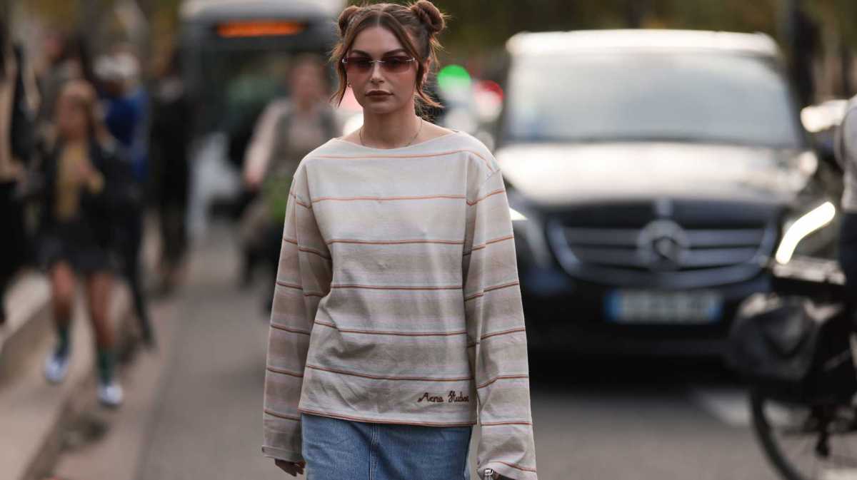 Junge Frau mit Space Buns -typische 90er Frisur