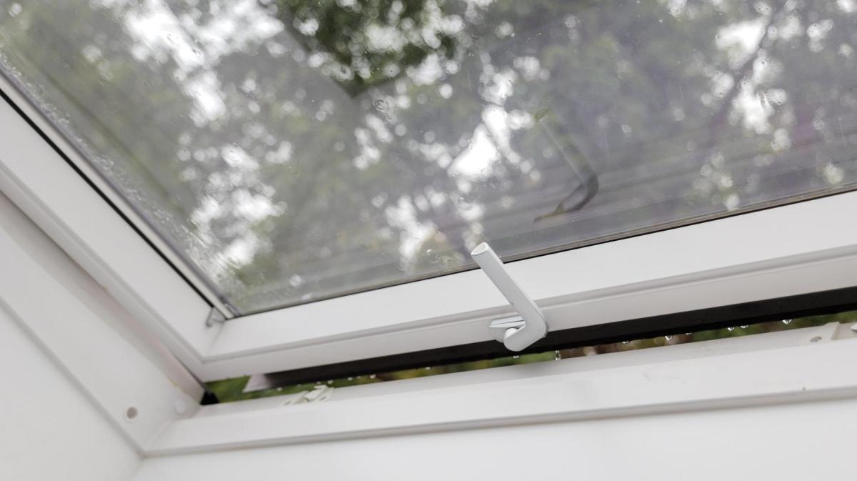 Dachfenster ist gekippt.