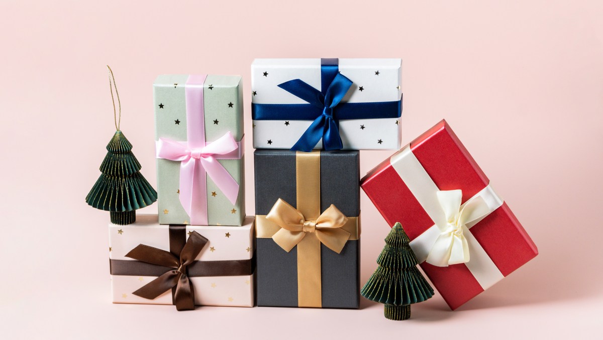 Kleine Geschenke auf einem Stapel.