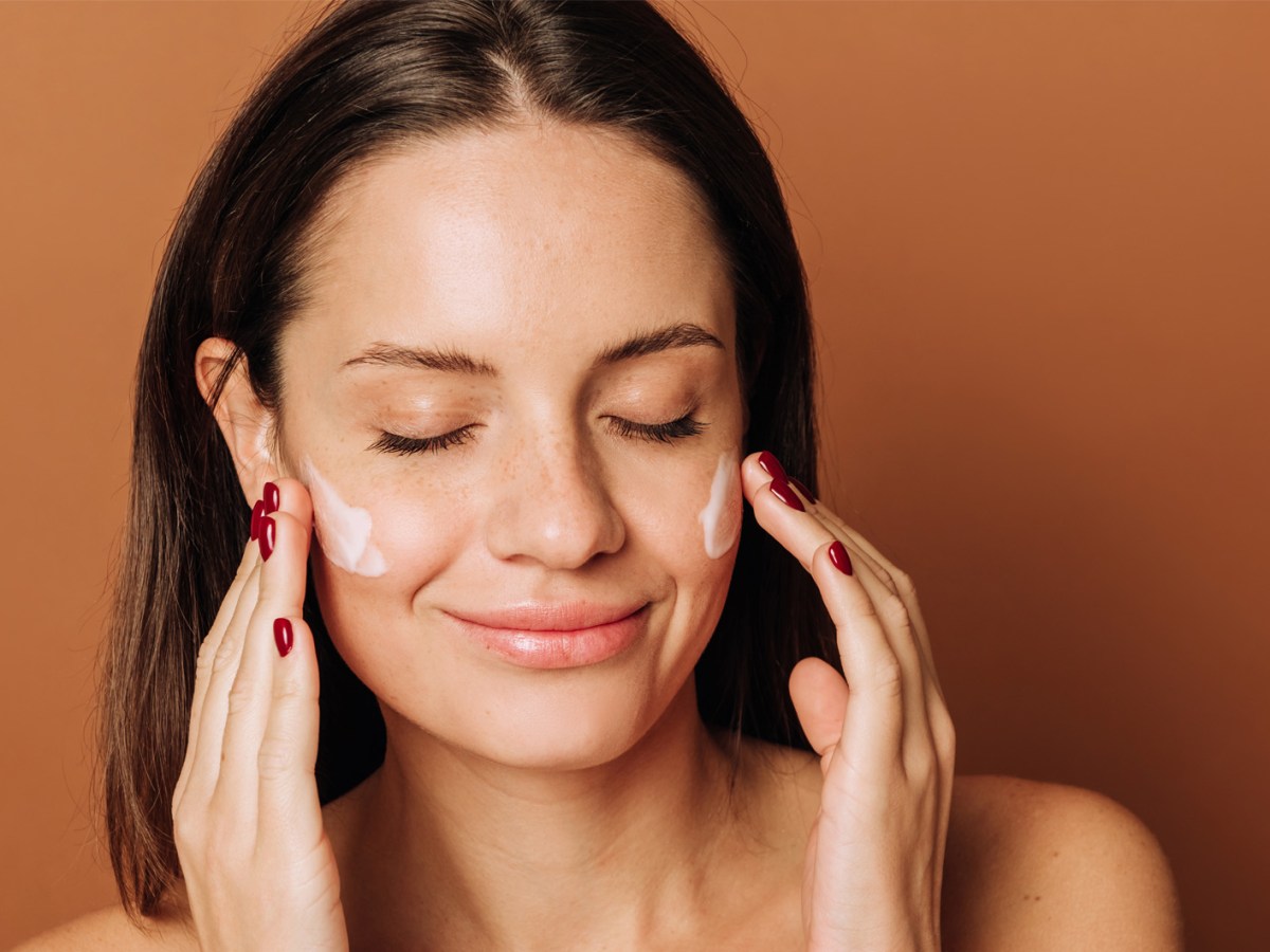 Frau bei der milden Reinigung ihres Gesichts.