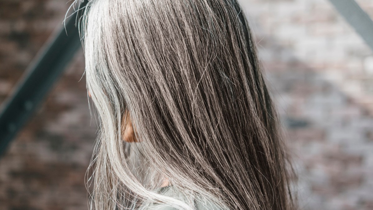 Frau mit langen grauen Haaren