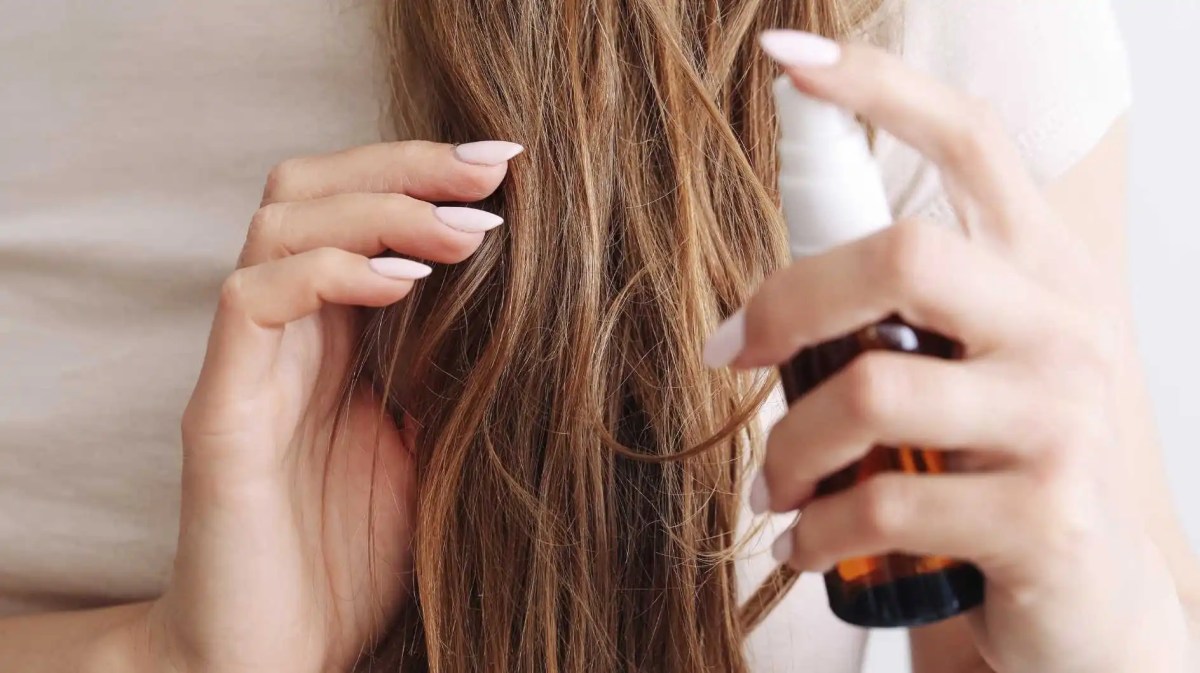 Haaröl wird in die Haare gegeben