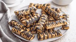 Sfogliatine glassate mit Schokoladen-Glasur auf einem Teller.