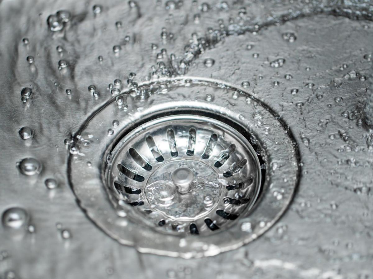 Spülbecken reinigen: So bringst du deine Spüle wieder zum Glänzen