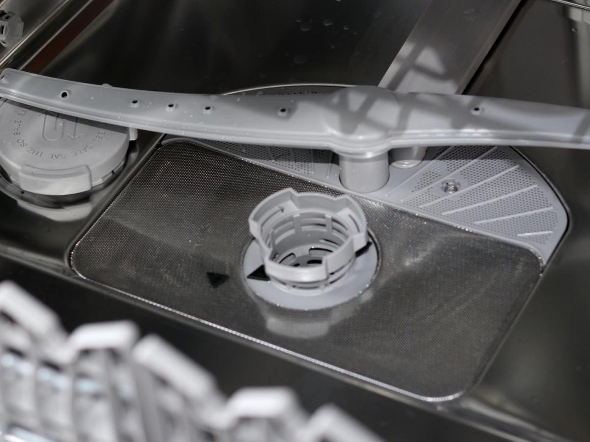 Spülmaschine reinigen: Wie du die Sprüharme schnell und einfach reinigst