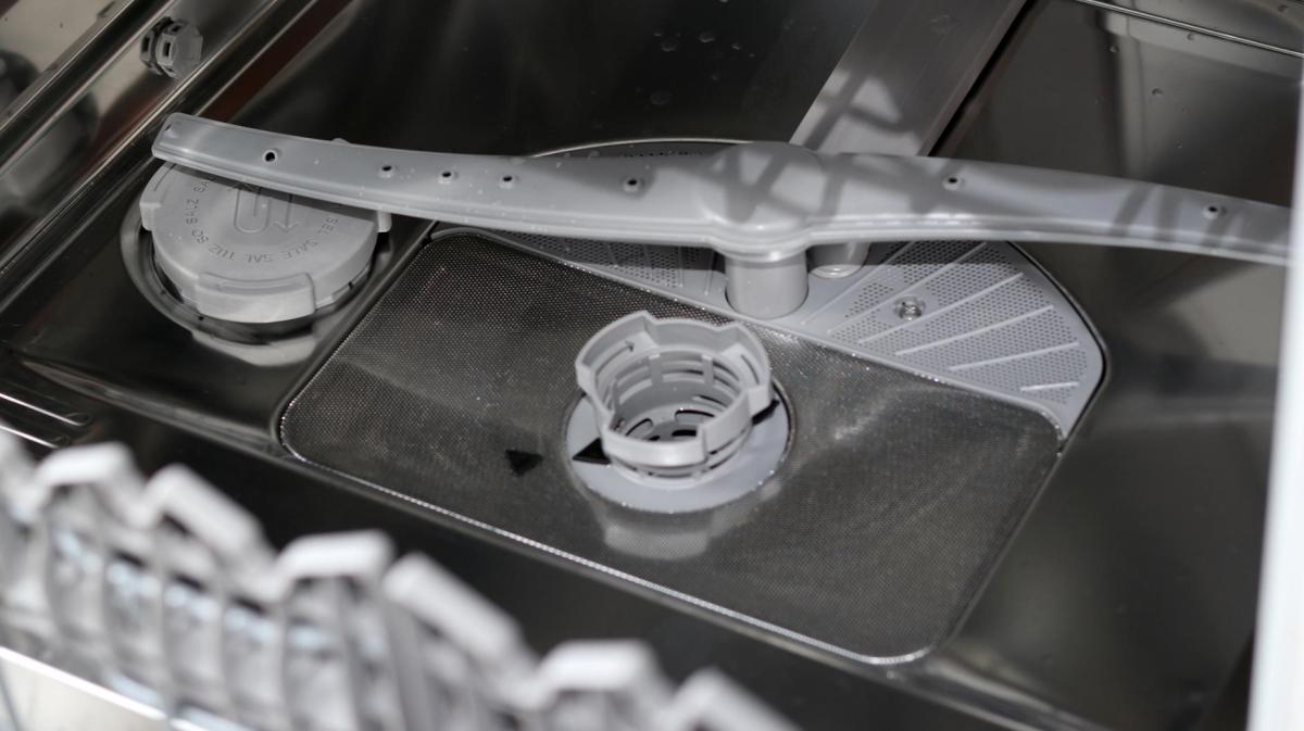Innenraum einer Spülmaschine. Zu sehen ist der untere Sprüharm und der Filter.
