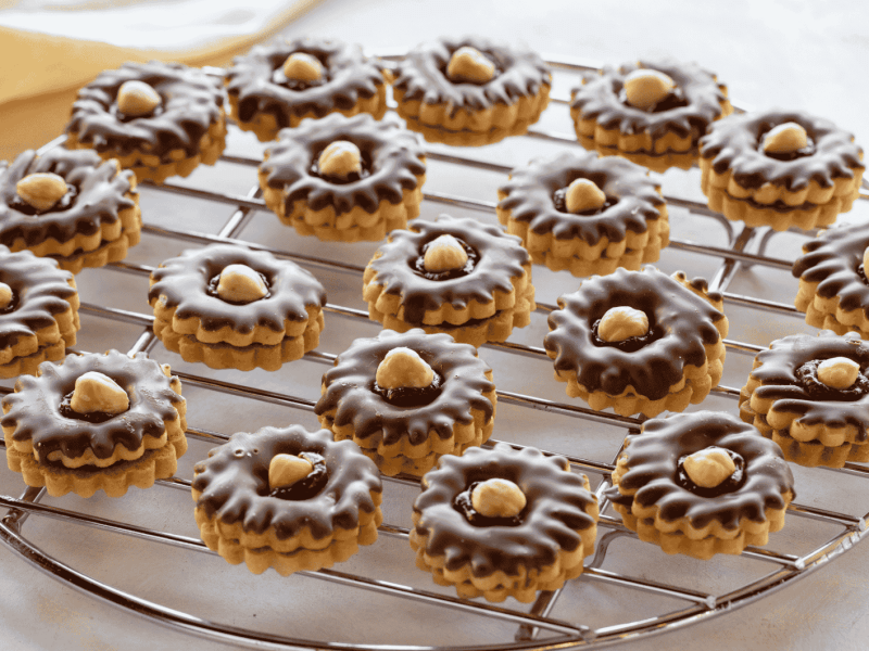 Selbst gebackene Pl&auml;tzchen auf einem Abk&uuml;hlgitter