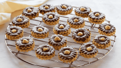 Selbst gebackene Pl&auml;tzchen auf einem Abk&uuml;hlgitter