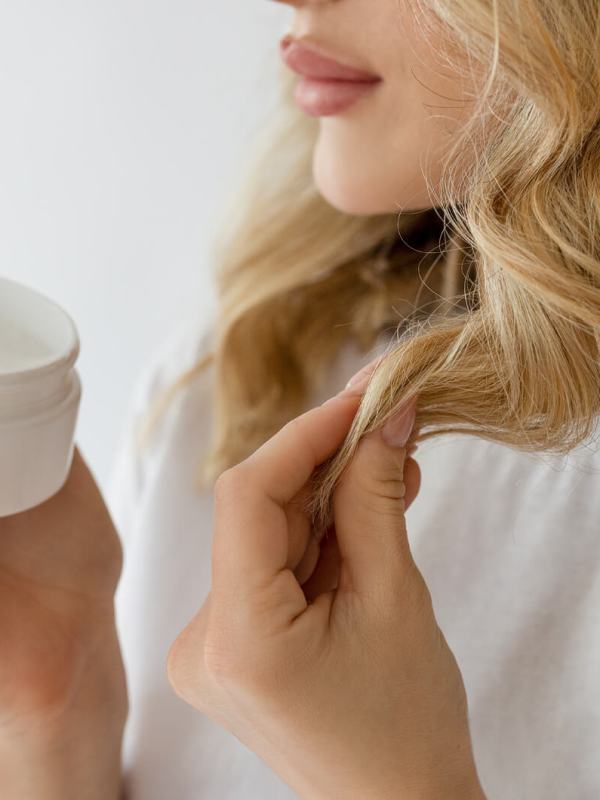 Haarkur anwenden: Diese Tipps & Produkte machen dein Haar wieder geschmeidig