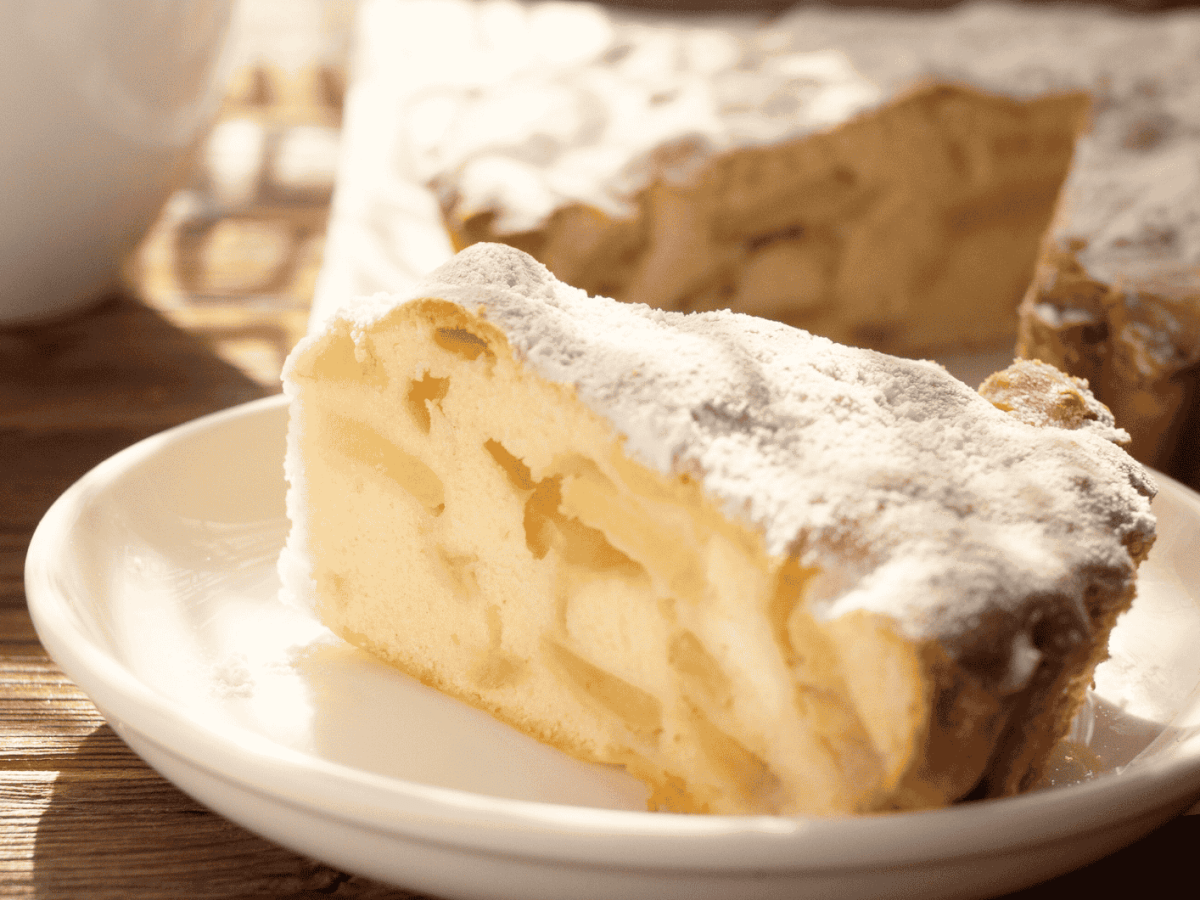 Apfelkuchen auf weißem Teller.