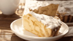 Apfelkuchen auf weißem Teller.