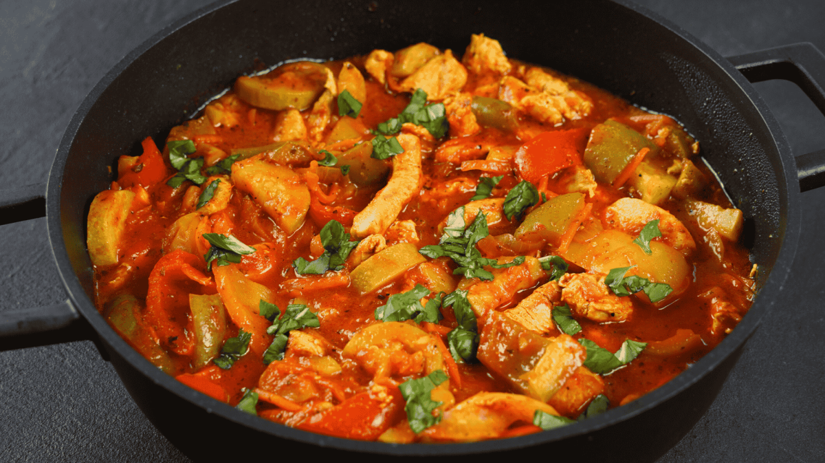 Ofensuppe mit Hähnchen, Paprika und Ananas.