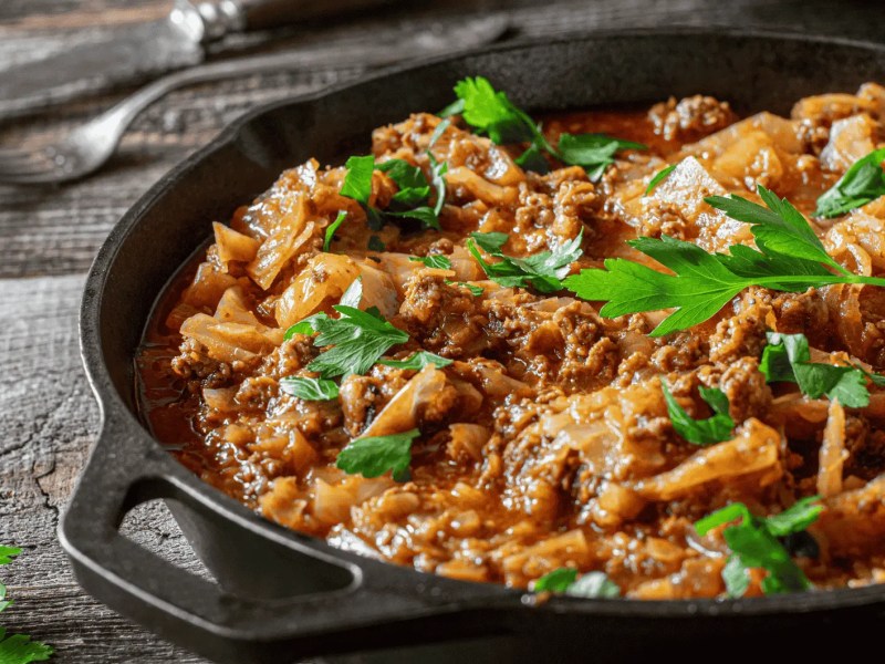 Spitzkohl-Hackfleisch-Pfanne mit Petersilie