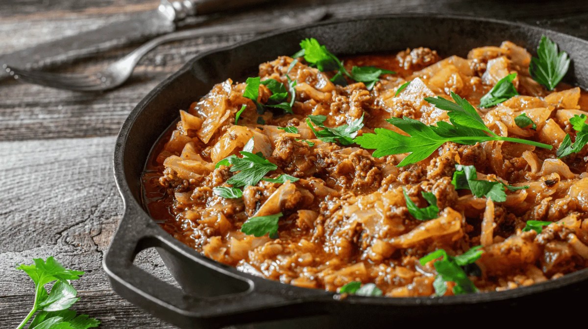 Spitzkohl-Hackfleisch-Pfanne mit Petersilie