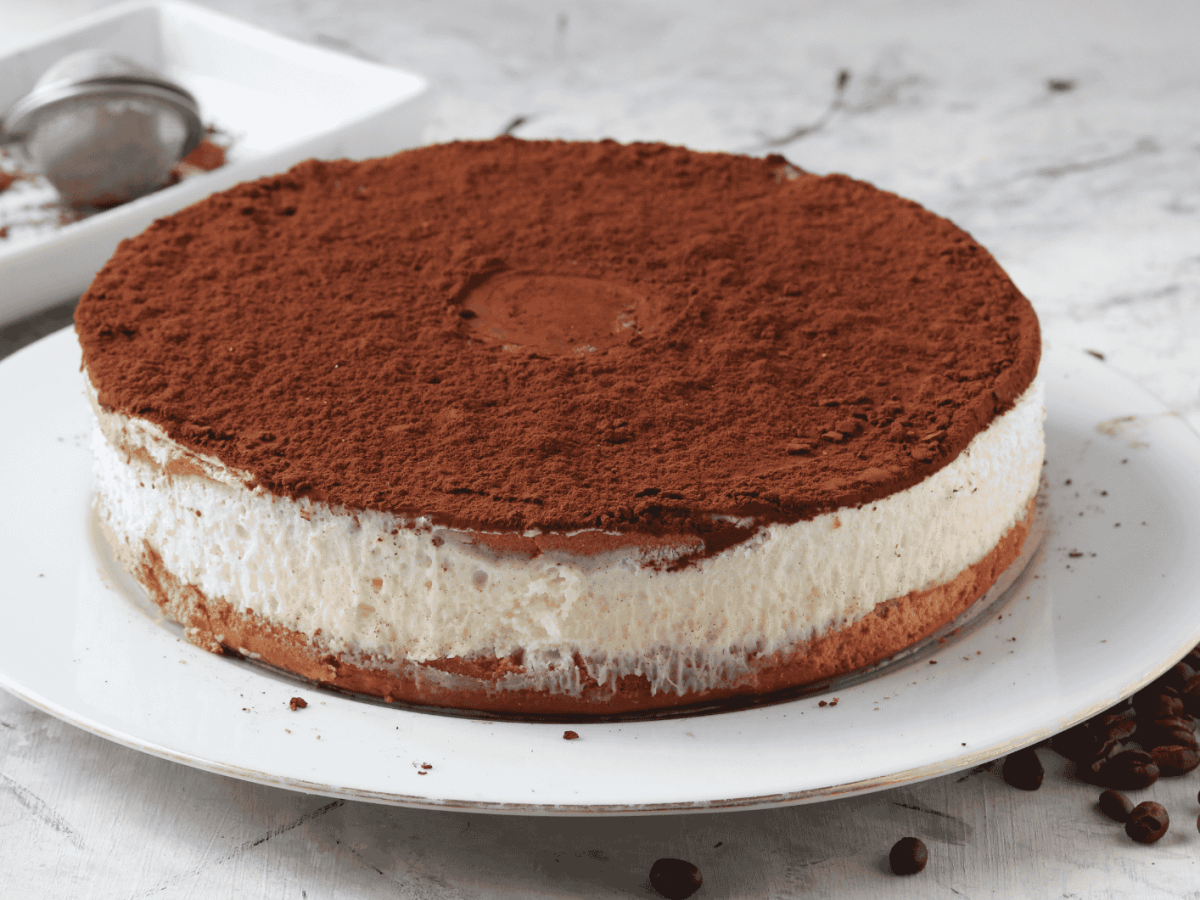 Tiramisu-Käsekuchen auf einem weißen Teller.