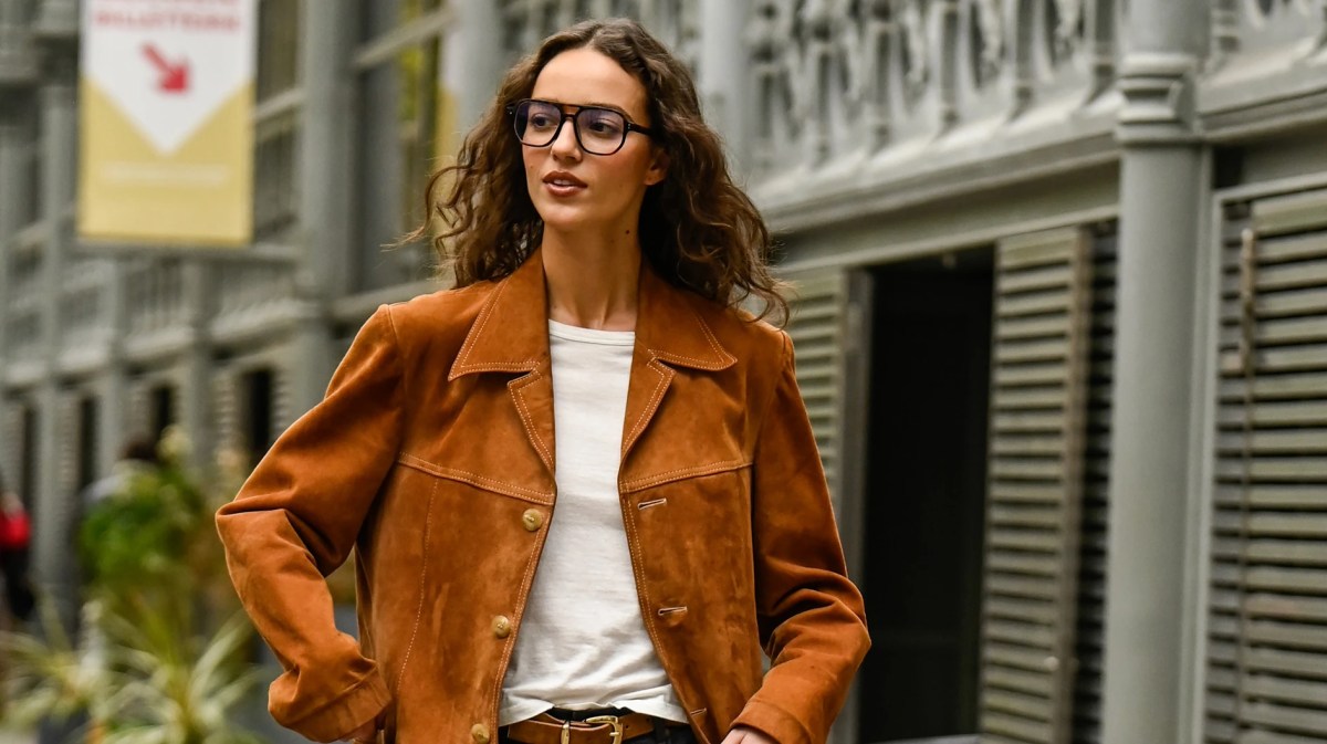 Model mit langen Haaren und dunkler Brille