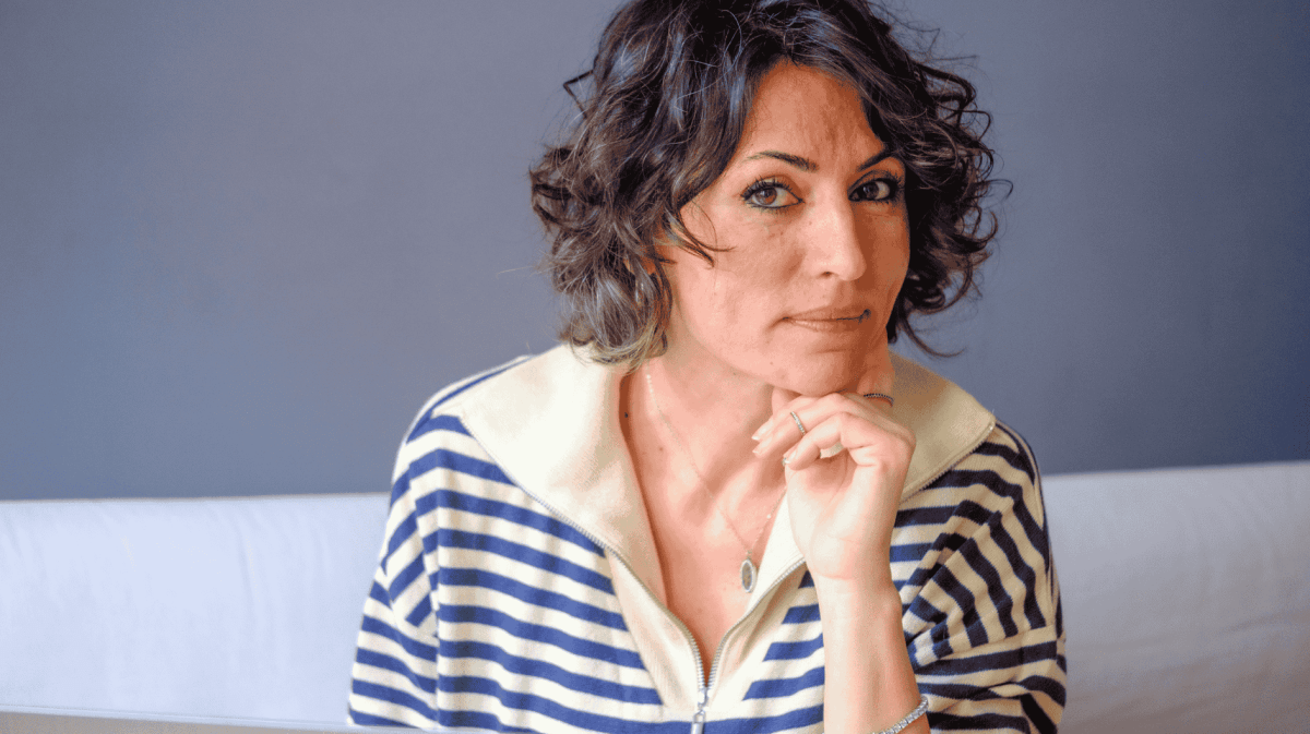 Frau mit 40 blickt ernst