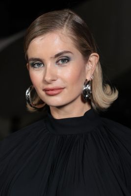 Der Long Bob mit nach außen geföhnten Spitzen ist perfekt für alle, die Retro-Vibes lieben.