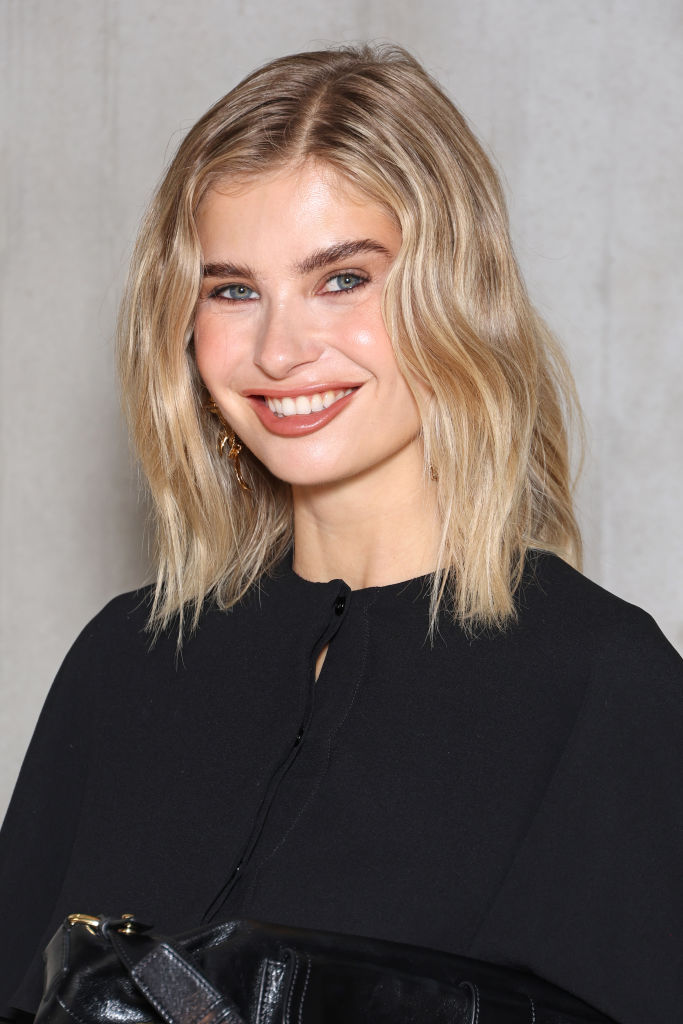 Xenia Adonts mit Long Bob und seitlichem Scheitel.