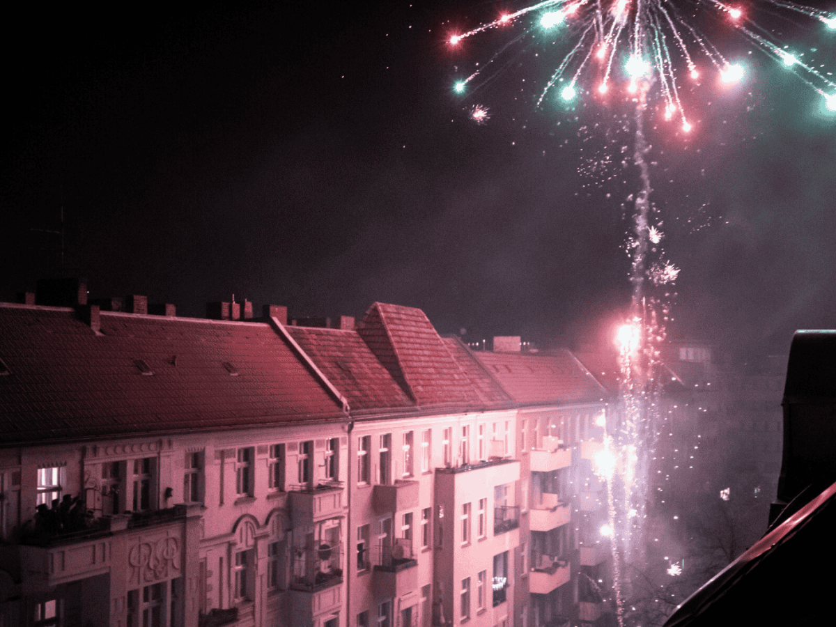 Feuerwerk von Balkon aus in Innenstadt.