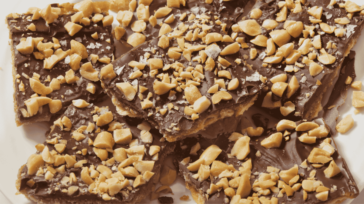 Cracker mit Schokolade und Karamell.