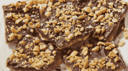 Cracker mit Schokolade und Karamell.