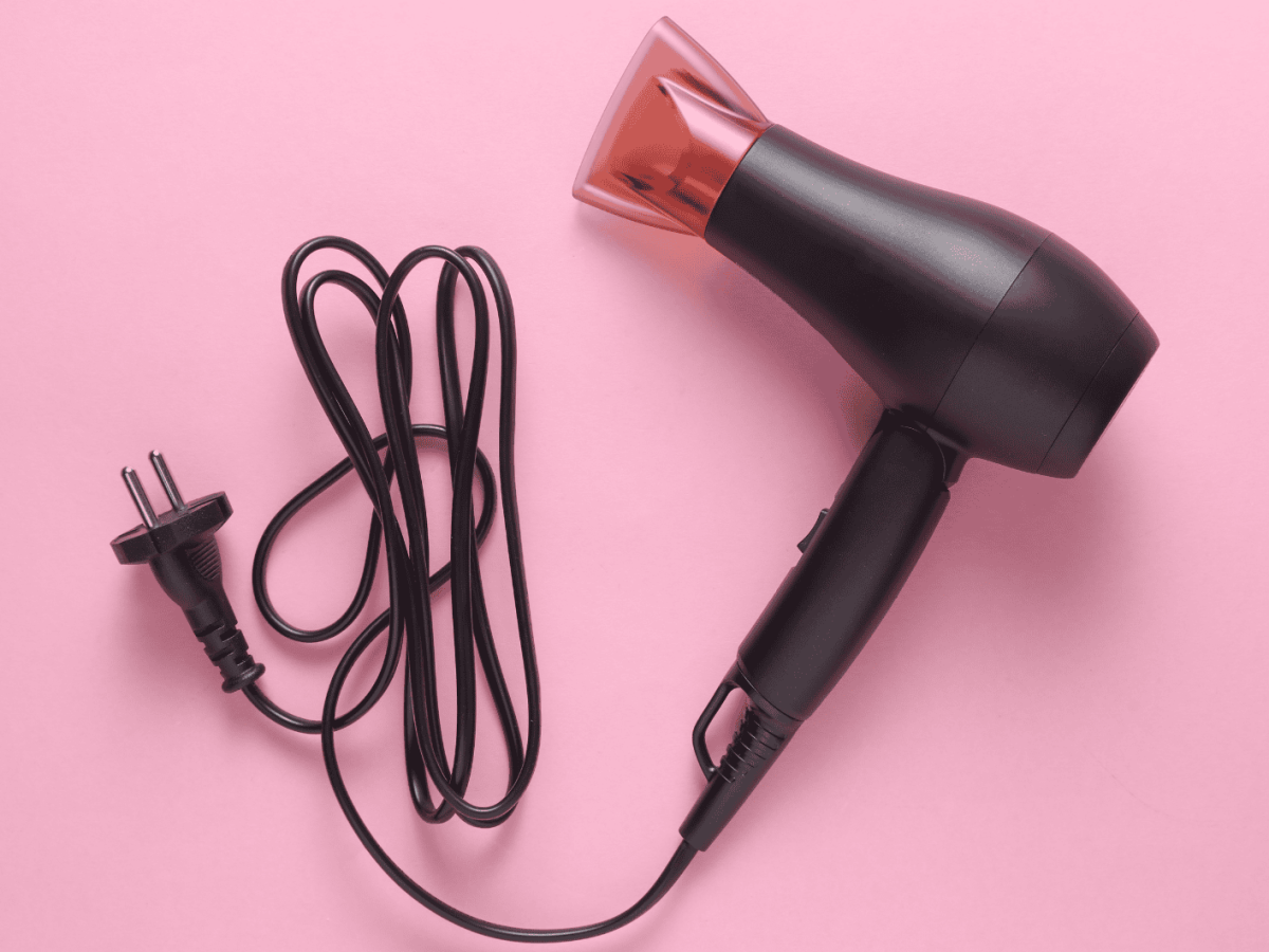 Haartrockner auf rosa Untergrund.