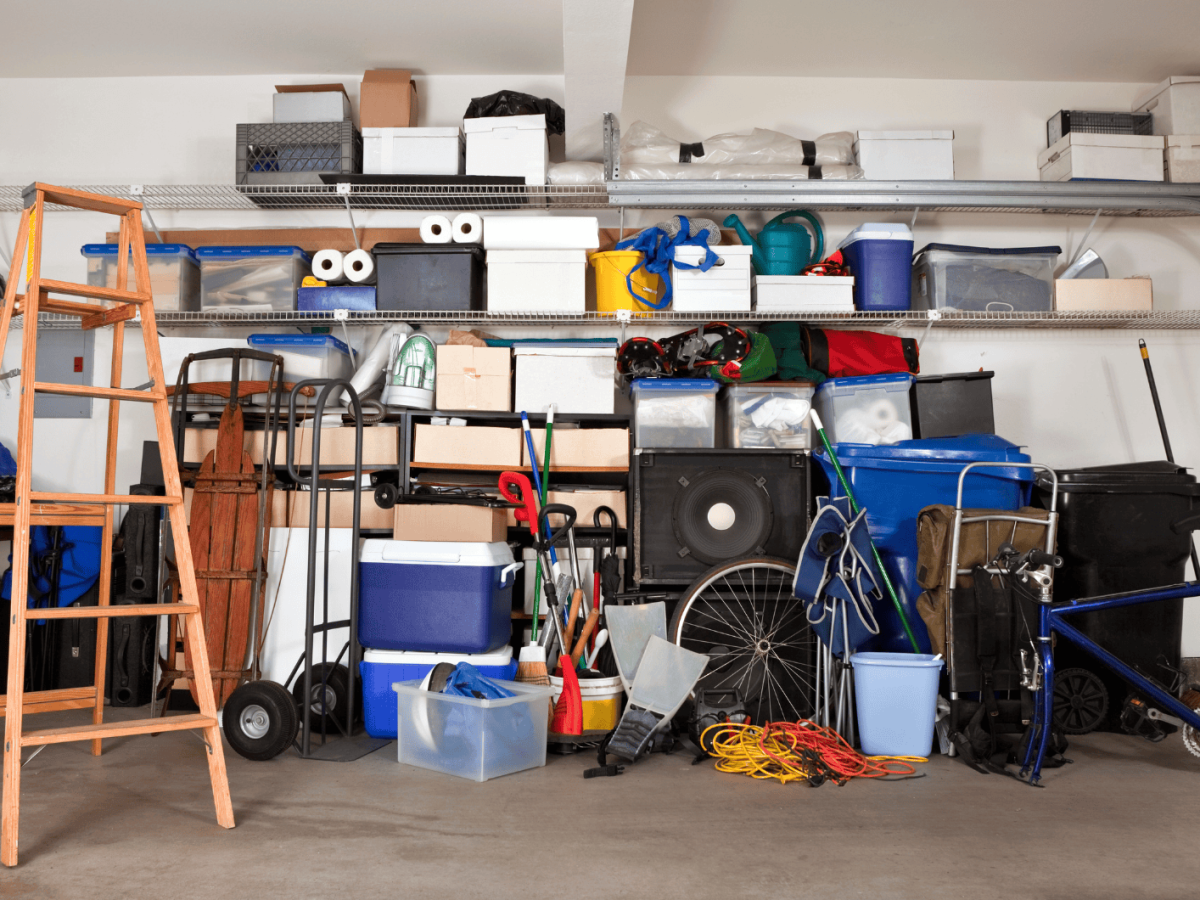 Ein Foto von einem voll gestellten Keller