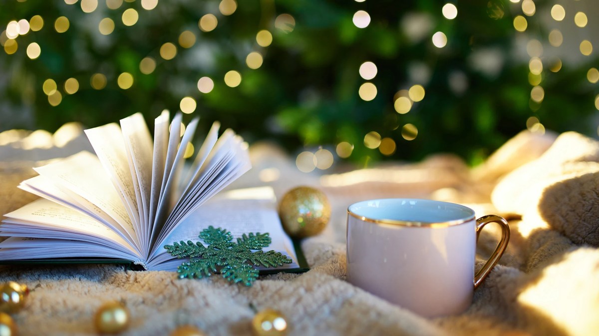 Offenes Buch in weihnachtlicher Atmosphäre