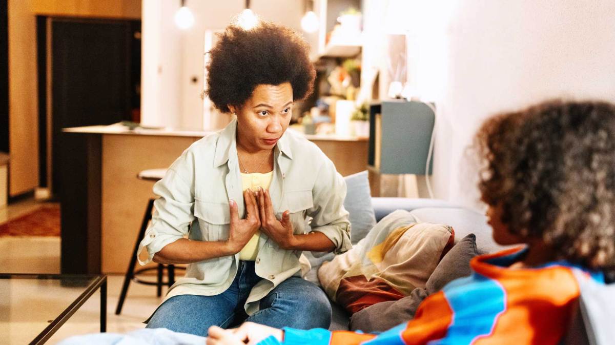 Mutter sitzt vor ihrem Sohn auf dem Sofa und argumentiert.