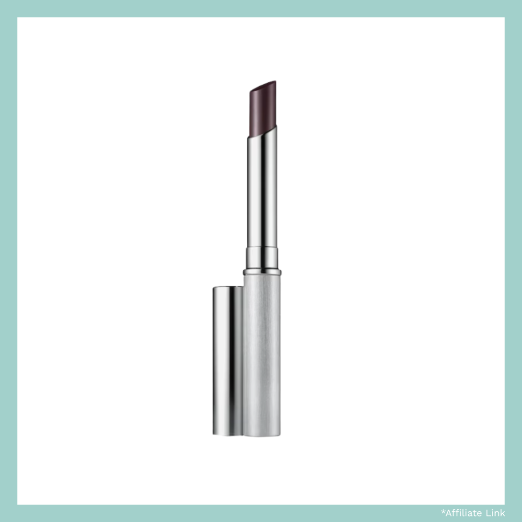 Lippenstift im Beerenton, der sich an die Farbe der Lippen anpasst.