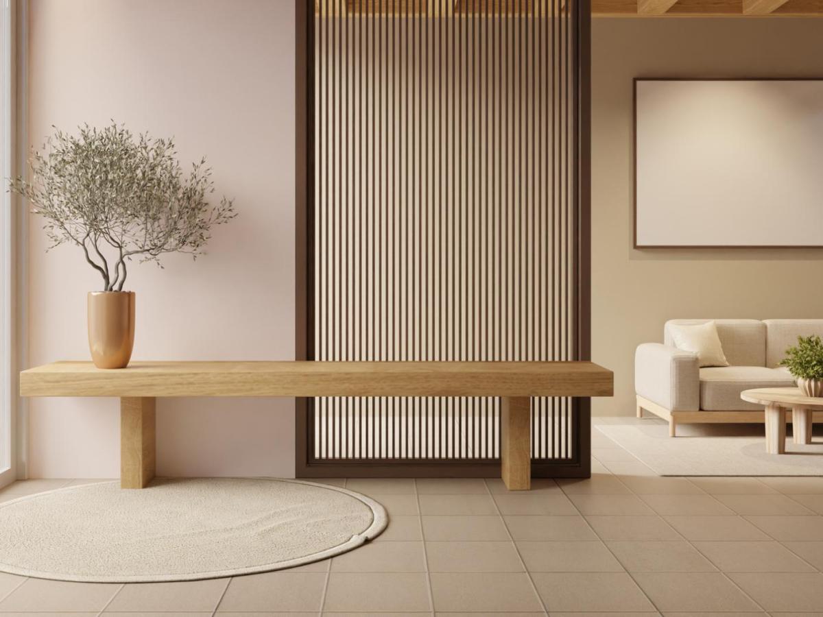 Ein moderner Flur in einem Haus. Im Hintergrund sieht man ein offenes Wohnzimmer.