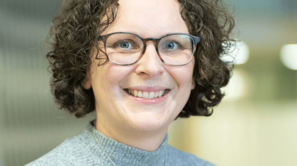 Frau l&auml;chelt