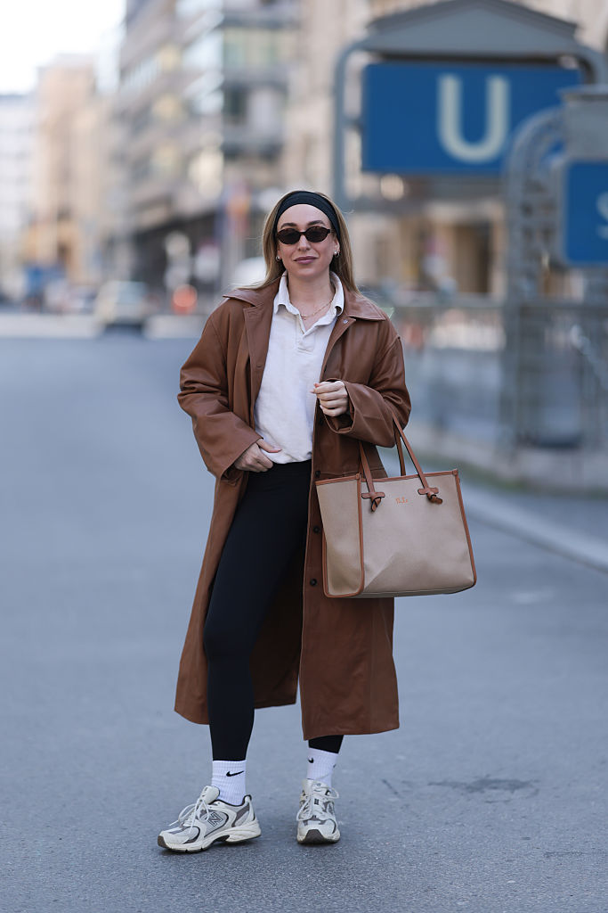 Sonia Lyson in einem Streetstyle mit dem Trend-Sneaker von New Balance.