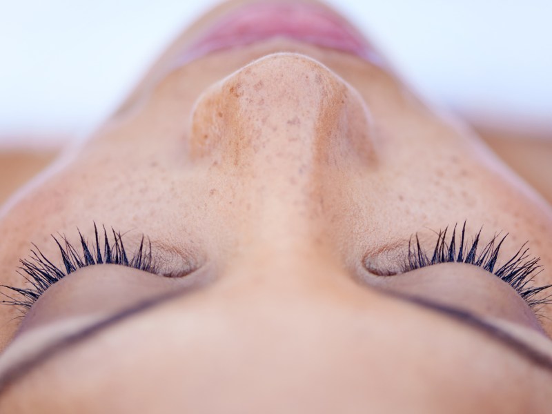 Frau mit langen Wimpern